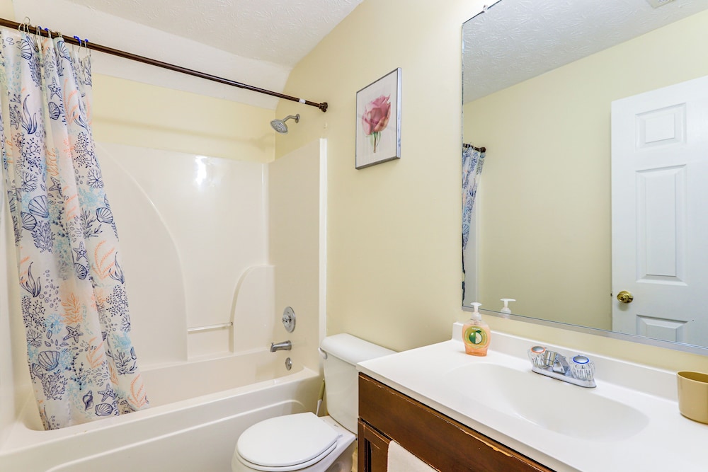 Pet-friendly Home w/ Pool Access in Snellville!