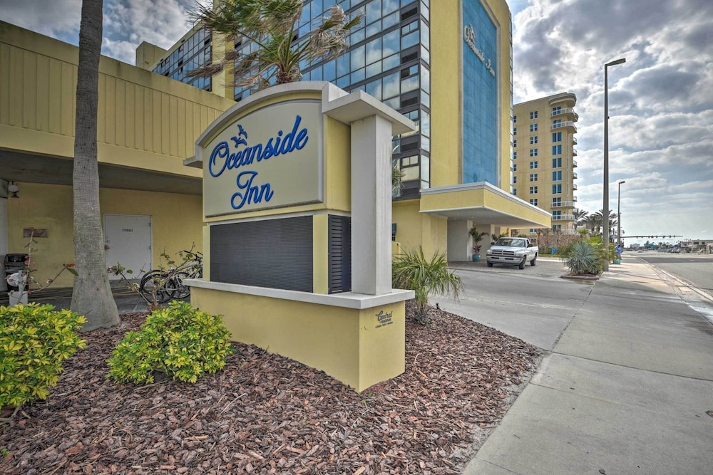 Beachfront Gem w/ Community Pool in Daytona!