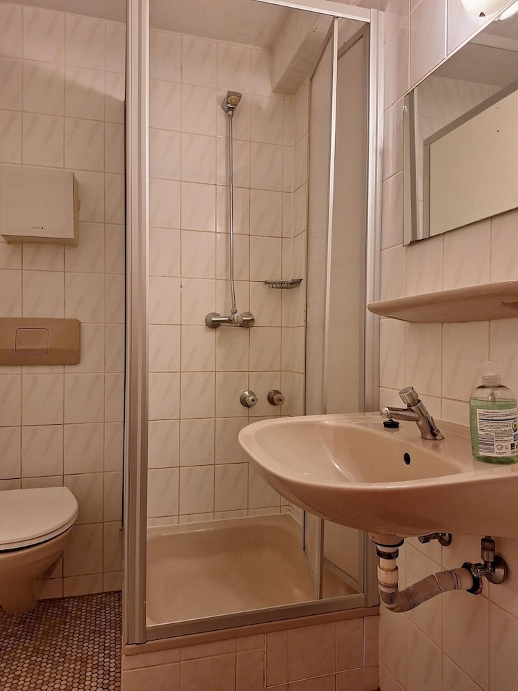 2-Rent Group Hostel Rooms AUB162