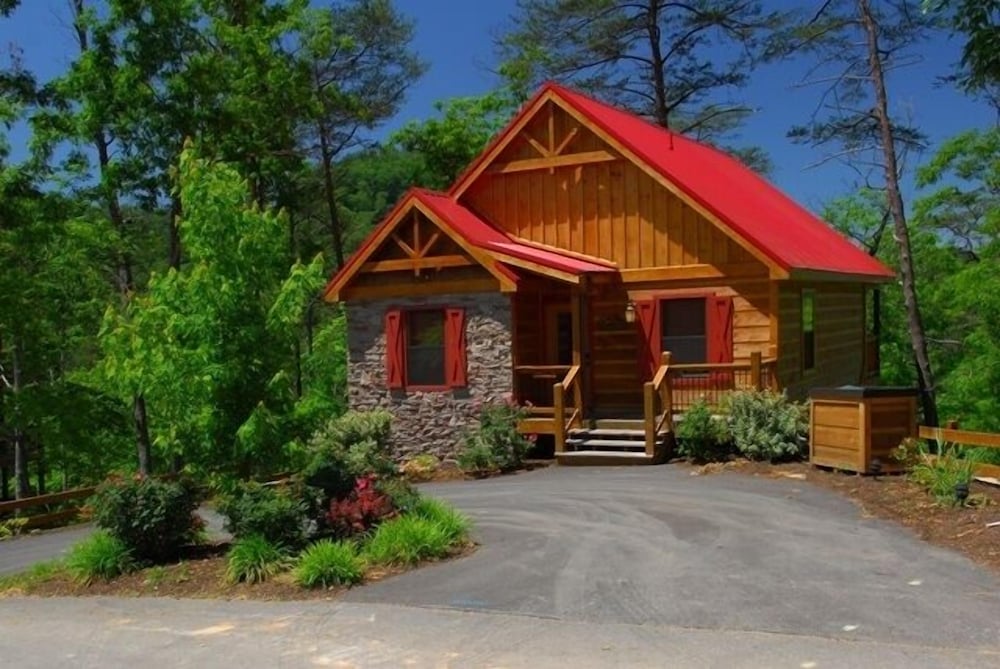 Sundance - 2 Bedrooms, 2 Baths, Sleeps 8 Home by RedAwning