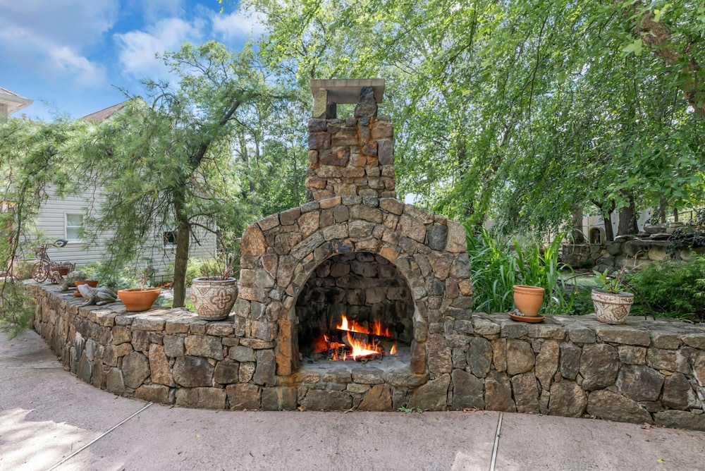 Cozy Family Retreat With Great Views and Game Room