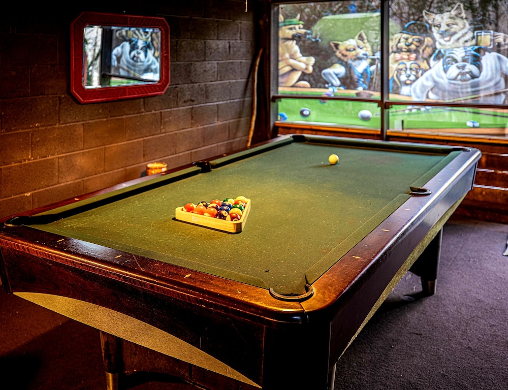 Bear Creek Lodge and Cabins in Helen Ga - Pet Friendly, River on Property, Walking Distance to downtown Helen