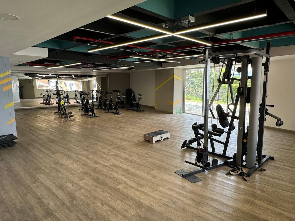 Stylish 1BR Getaway, Jacuzzi, Fireplace, Gym and AC