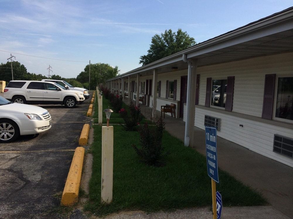 Super 7 Motel Sedalia