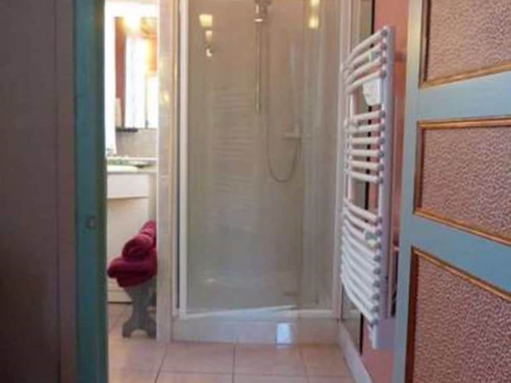 Le Logis du Jerzual en Dinan — bathroom
