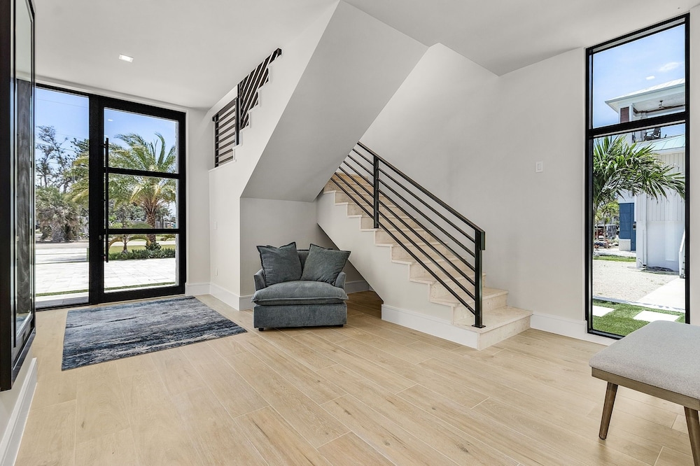793 Shoreline Estate: 6bd/6br, Luxurious Pool Home On The Water! 6 Bedroom Home