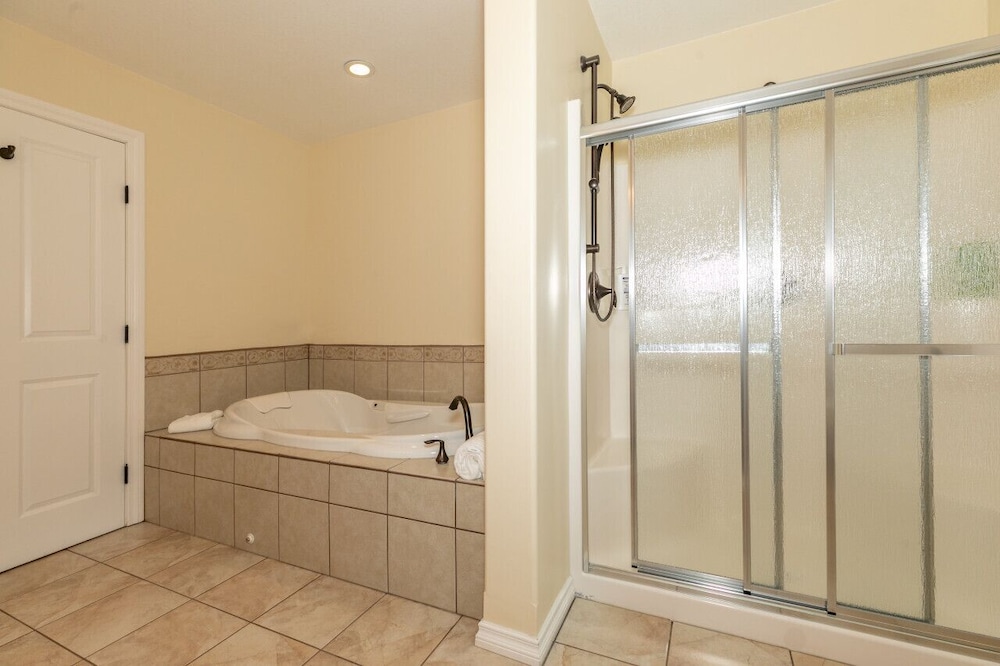 Hinton Vacations - LUXURIOUS 5-Br Acreage  Year-Round Heated Pool  HotTub  Mtn View  Pool Table - Property Image 5