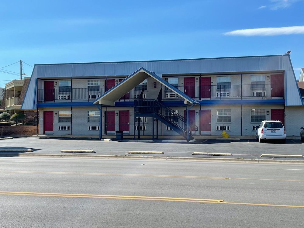 Delux Inn