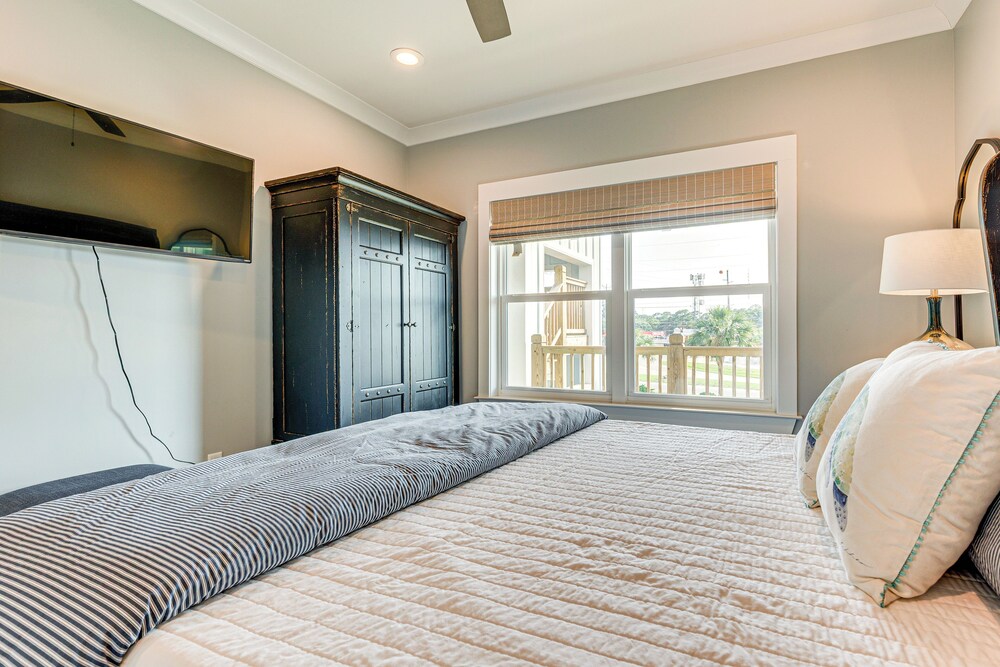 Waterfront Oasis in Dauphin Island - Shared Perks!
