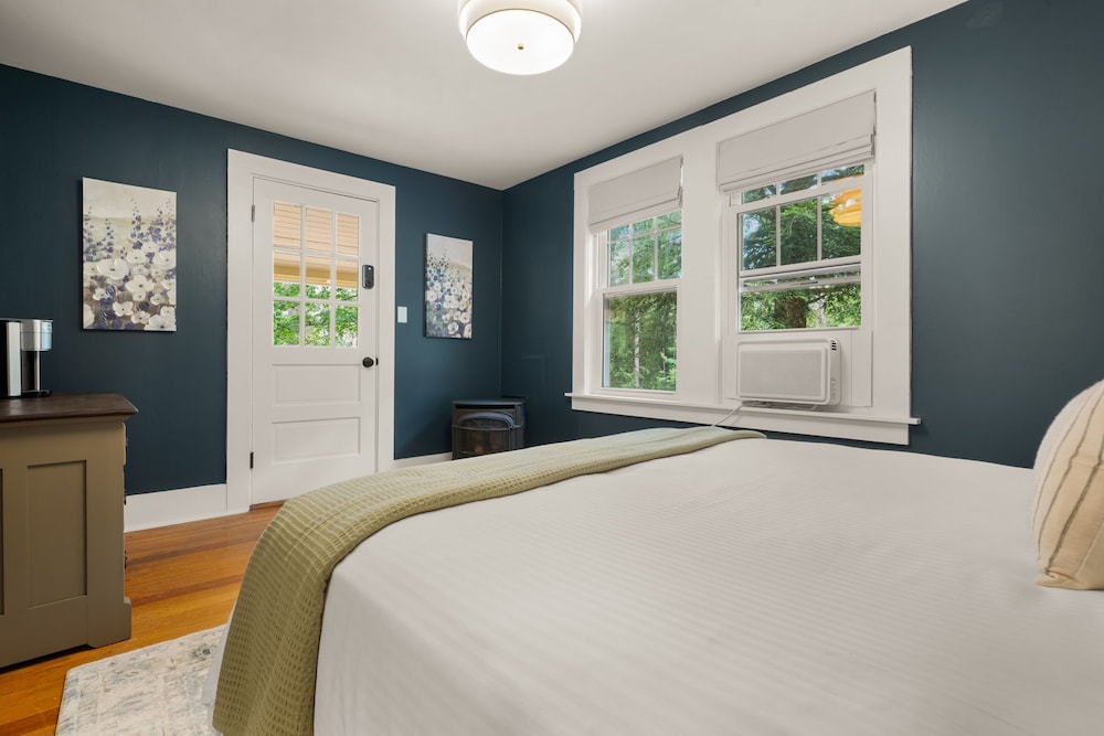 The Aurora Inn & Cottages