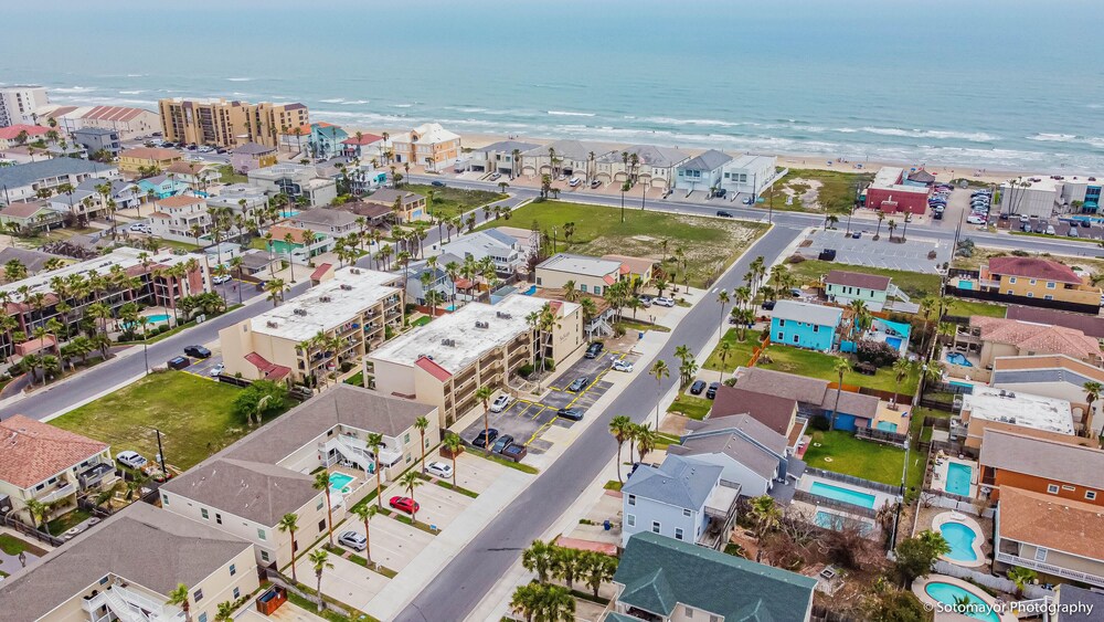 Modern Island Condo w/ Pool: Steps to the Beach! view 4