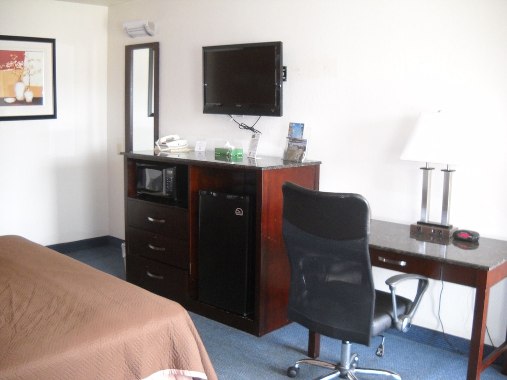 Orlando Vacations - Travelodge by Wyndham Parkersburg - Property Image 1