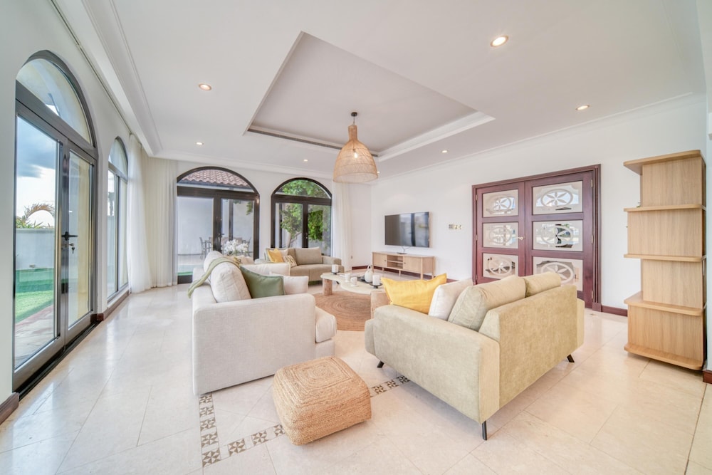 Exclusive 6BR Palm Villa w Private Pool and Beach