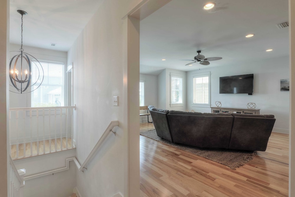 Dunn Inn 2 by Avantstay Walk to Beach, Pool Access, Sleeps 17!