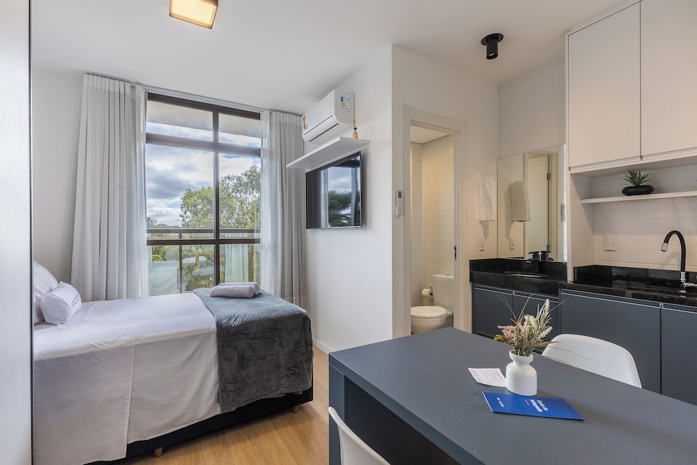 Studio in Condominium w/ Gym and Laundry Eco0304
