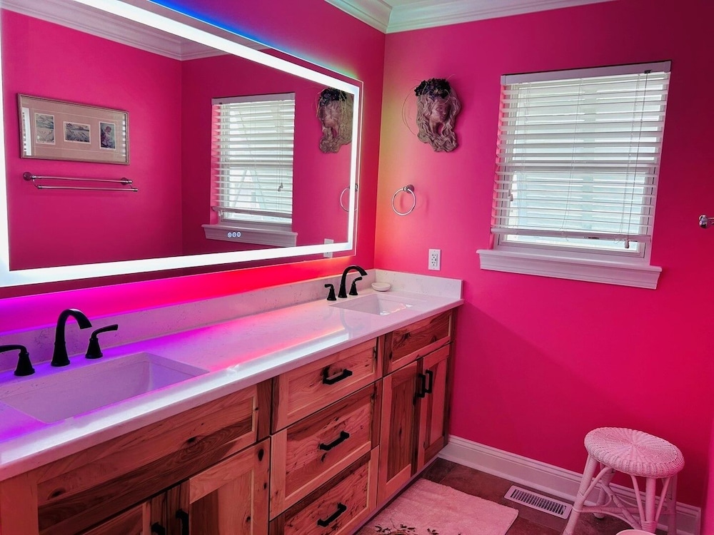 Serenity's Star 4 Bedroom Home by RedAwning