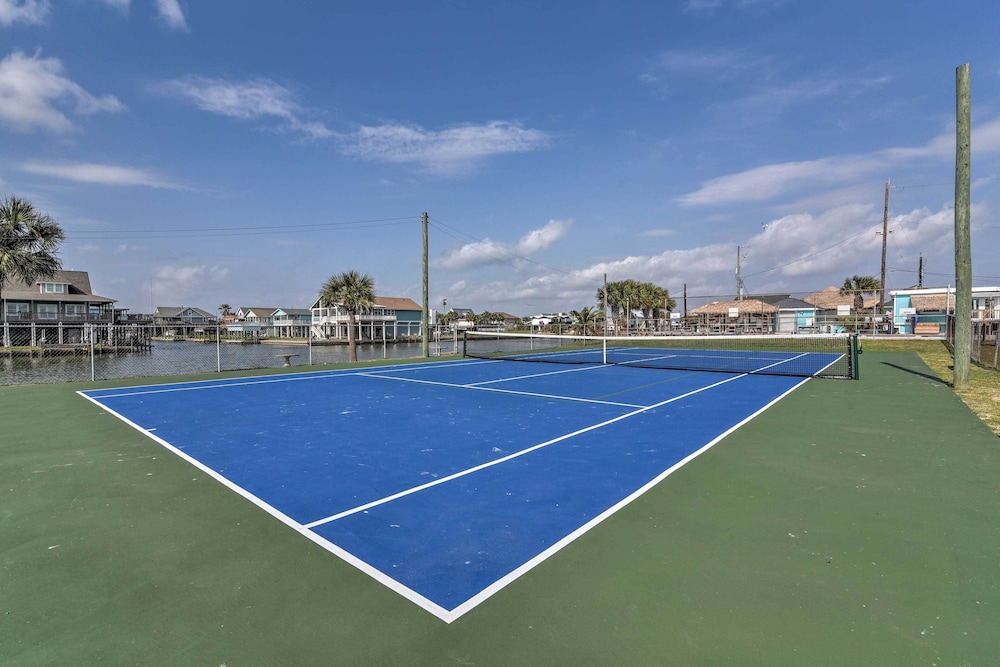 Pet-friendly Galveston Home: Walk to Beaches!