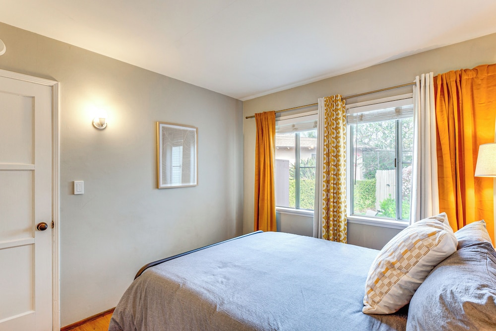 3 Mi to Universal Studios: Chic Home w/ Yard!