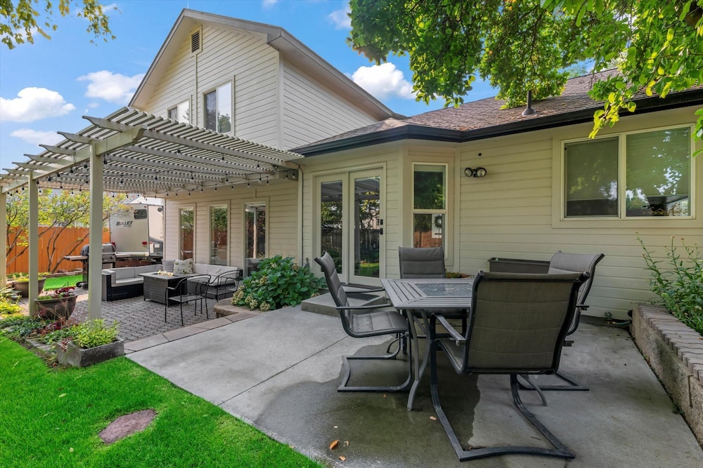 Cozy 5BR w Fire Pit BBQ Near Topgolf Fun