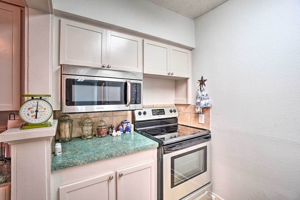 4 Miles to Lake Jacksboro: Cozy Texas Cottage