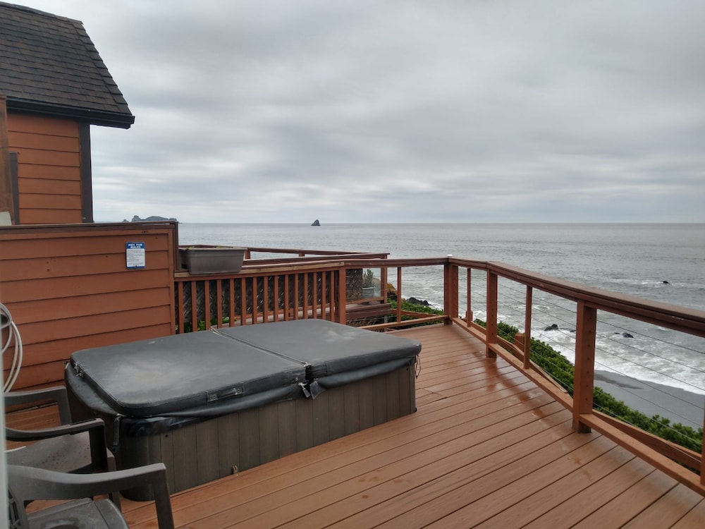Ocean Front Cabin 11 w Jacuzzi Superb Views