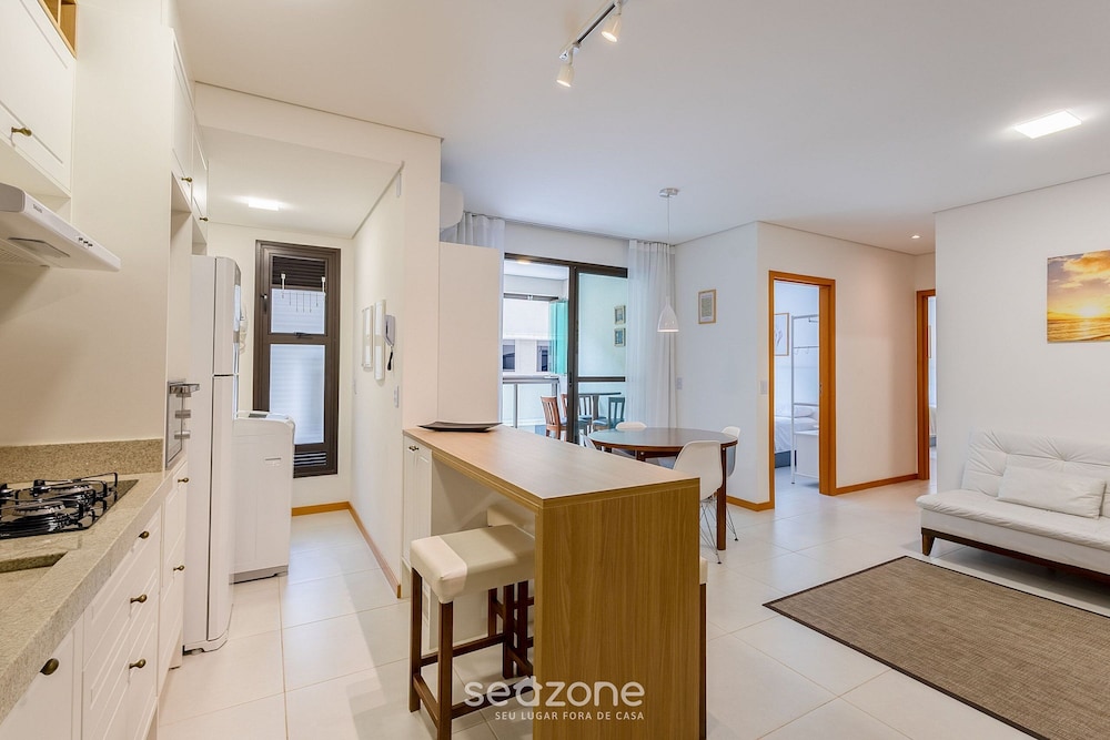 Modern apt With Pool Near the Beach Avr0203