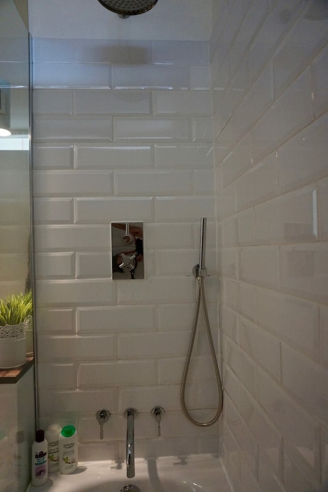 Beautiful Canalside 1-bedroom Flat With Terrace