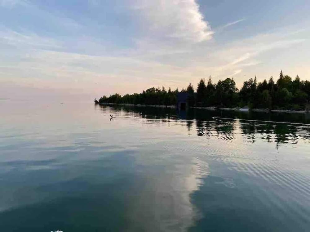 Hot Tub Waterfront Cottage - Near Sauble Beach