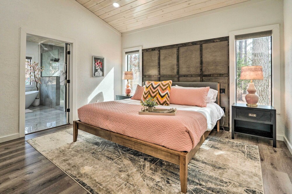 Broken Bow Cabin: Luxe Outdoor Area & Hot Tub view 4