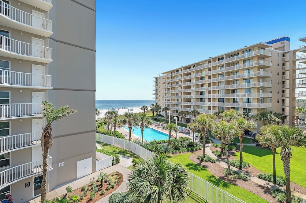 Tradewinds Condos by Hosteeva