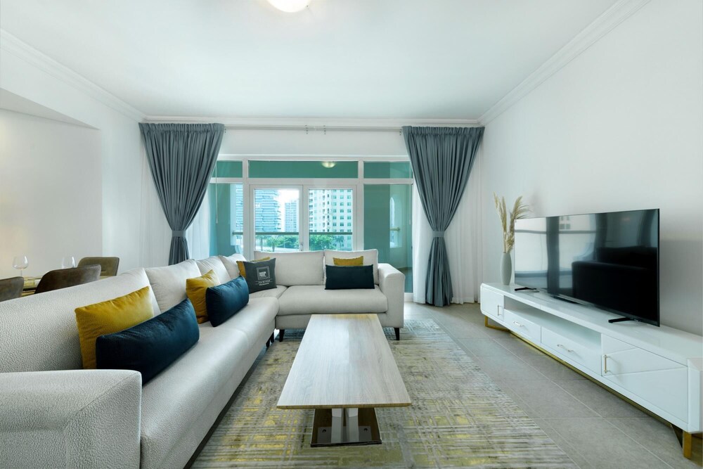 Stylish Apt With Large Patio Close to the Beach