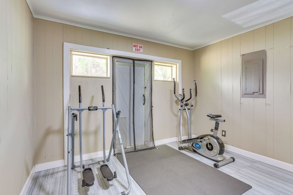 6 Mi to Ellen Trout Zoo: Family Home w/ Yard!