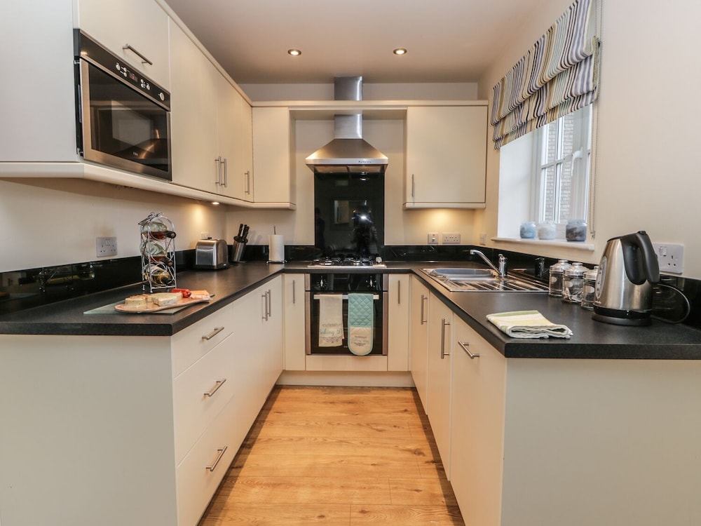 Dotty's Sunshine Cottage view 3