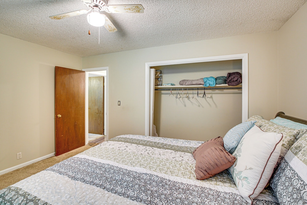 1/2 Mi to Desoto Lake: Hot Springs Village Home