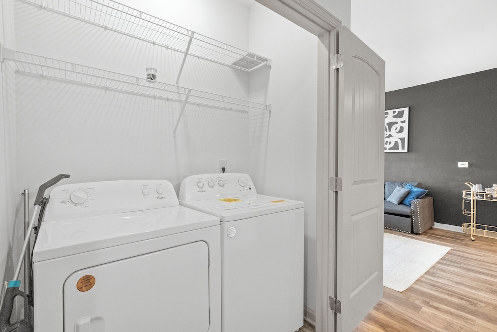 Upscale King 2BR Suite Mins to Charlotte