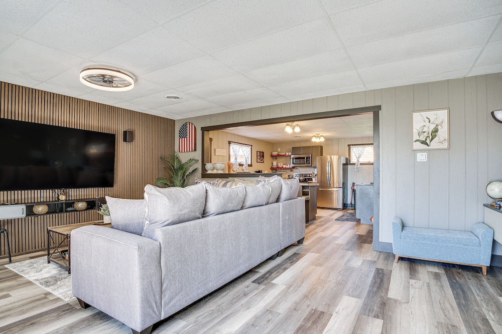 9 Mi to Shore: Home w/ Hot Tub in Howards Grove!