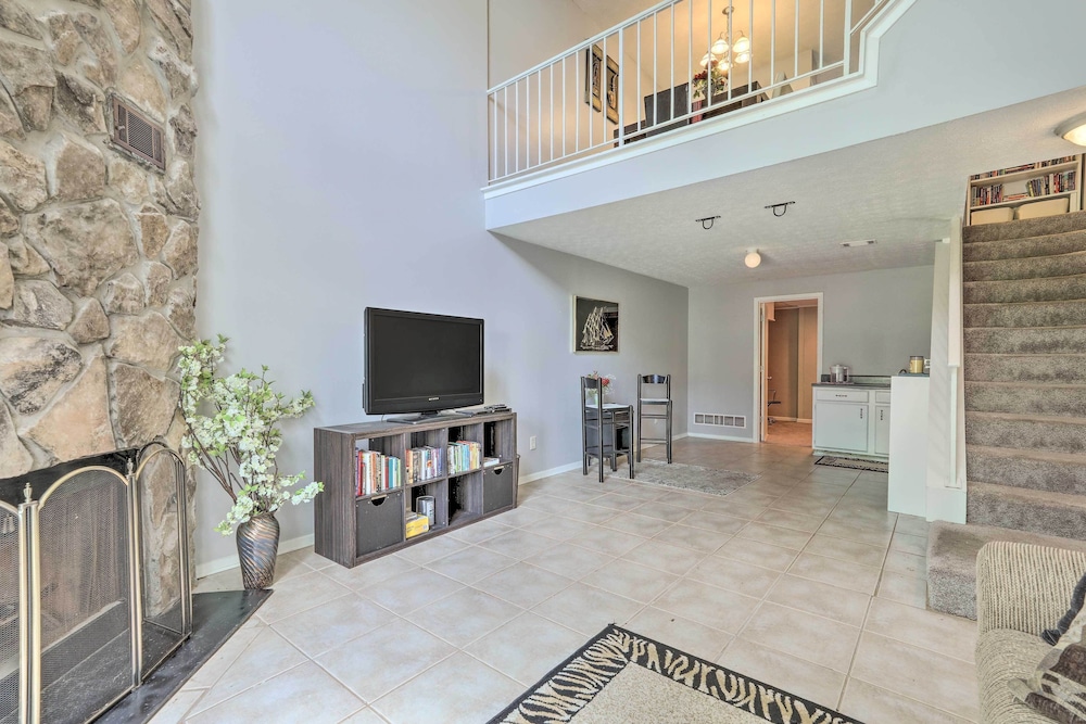 Norcross Townhome ~ 18 Mi to Dtwn Atlanta!