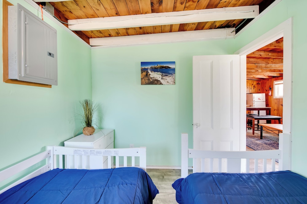 Near Beach & Downtown: York Cottage w/ Yard!