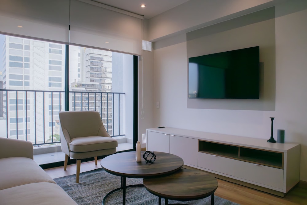 Picturesque 2BR With Fantastic Pool in Miraflores
