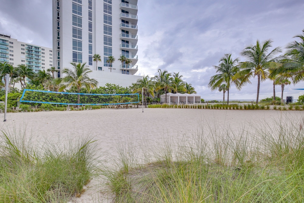 Steps to Sand: Ocean-view Condo in Hollywood