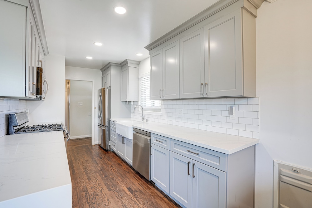 Private Zen Garden + Fireplace: Chic Hayward Oasis