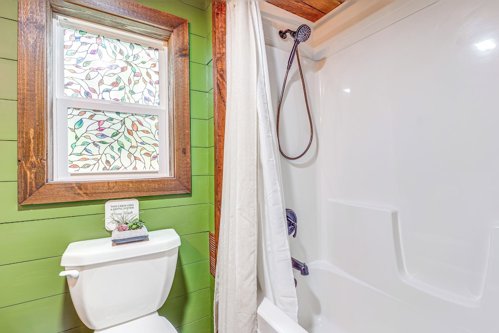 Secluded Cabin w/ Hot Tub in Hocking Hills