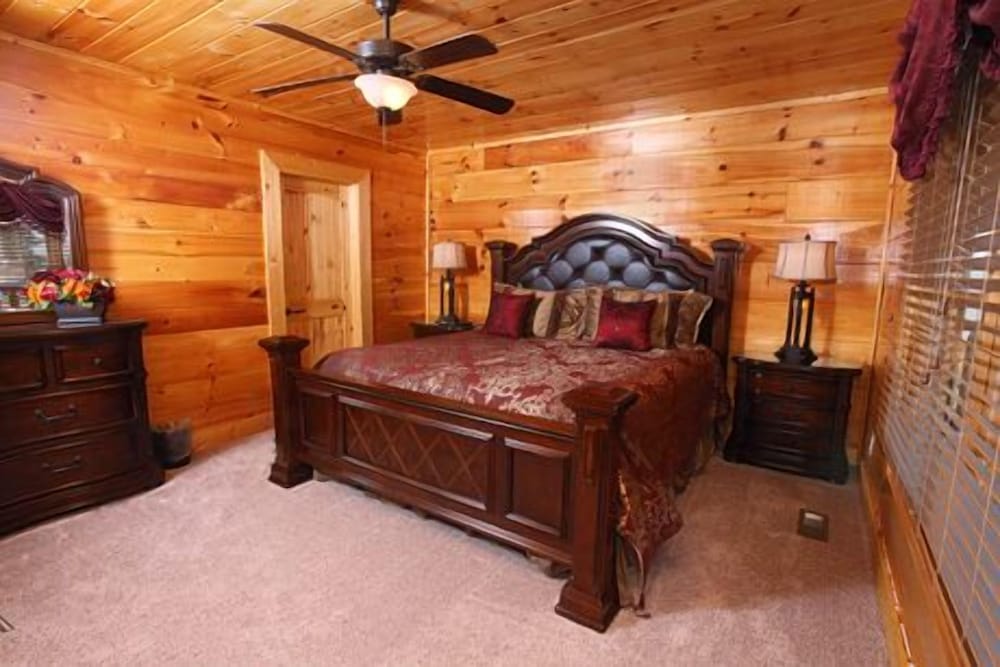Serenity Mountain Pool 9 Br cabin by RedAwning