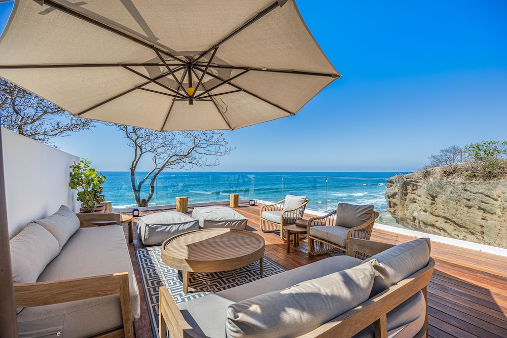 Private Careyeros Oceanfront Living