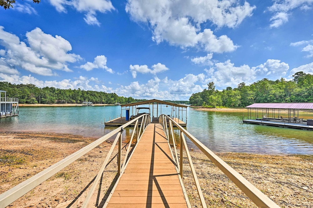 Upscale Family Home w/ Dock on Lake Hartwell! - Property Image 4
