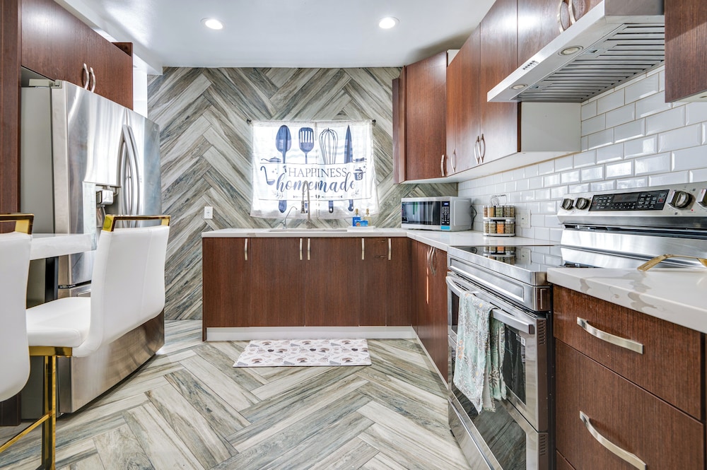 7 Mi to Downtown: East Los Angeles Apartment