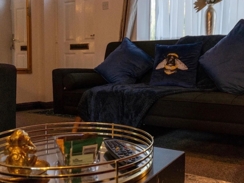 2-bed - Sleeps 4 - Pet Friendly & Free Parking