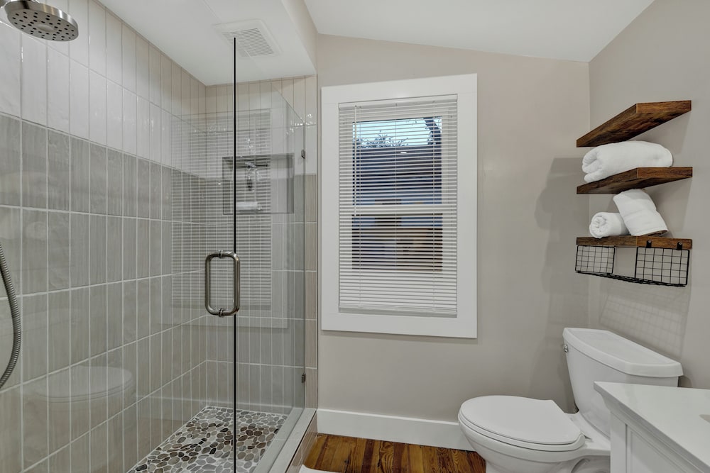 Tolle Haus: W/pool & Firepit-walk to Schlitterbahn, Comal Chutes & Downtown!