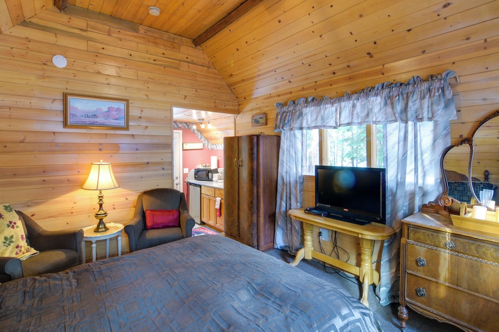 Walk to Trails & Butte Creek: Cozy Retreat w/ Deck