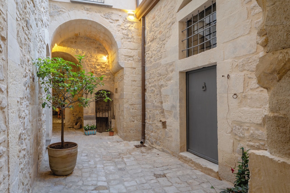 P43 Sicilian Suites